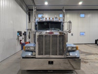 2 Owner 2005 Peterbilt 379. CAT MXS Motor just completely rebuilt! Comes with 1 year / 200k warranty... (image 1)