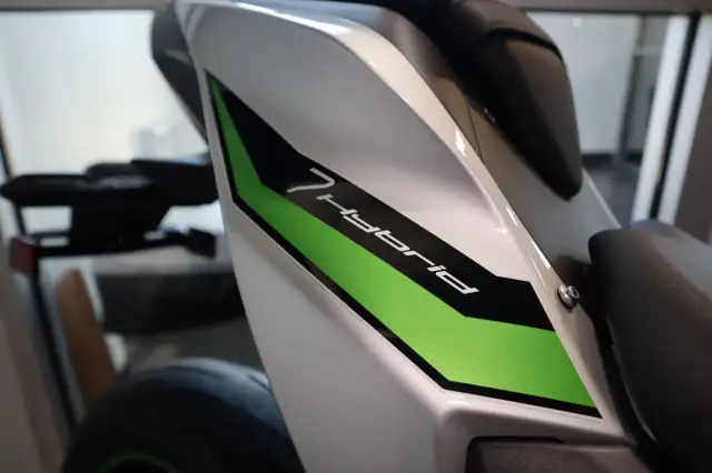 2024 Kawasaki Z7 HYBRID Silver/Green in Street, Cruisers & Choppers in Edmonton - Image 6