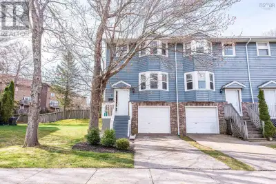 Welcome to 14 Remington Court, a charming end-unit condo townhouse nestled on a quiet cul-de-sac in...