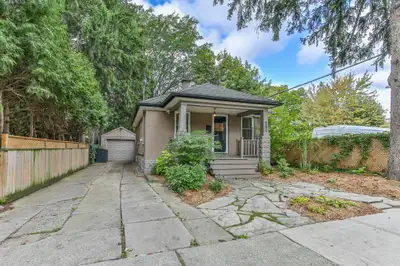 FOR SALE 201 Langley Street, London 1+2 Bedrooms $499,900 Welcome to this charming Old South bungalo...
