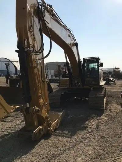 • 7300 hours approx. • Thumb • 2nd Aux Hydraulics • Enclosed Cab with AC / Heat • Hydraulic Wedge Co...