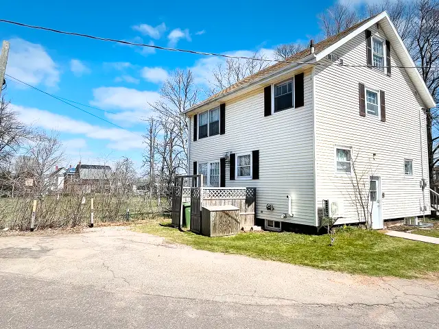 INCLUDES HEAT ELECTRIC WIFI & MORE!  2BR LOWER-LEVEL APT C'TOWN in Long Term Rentals in Charlottetown - Image 16