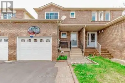 ** Location Location ** 3 + 1 bedrooms + Den Freehold Townhouse Nestled on a quiet, family-friendly...