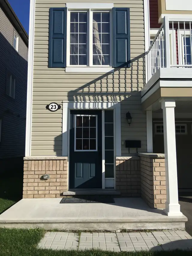 FOR RENT: BEAUTIFUL  2 BEDROOM TOWNHOME: AVAILABLE NOV 1ST