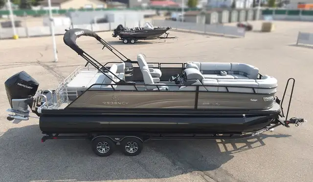 2024 Regency 230 LE3 Sport With 250L Tritoon Pontoon Boat in Powerboats & Motorboats in Vernon - Image 10
