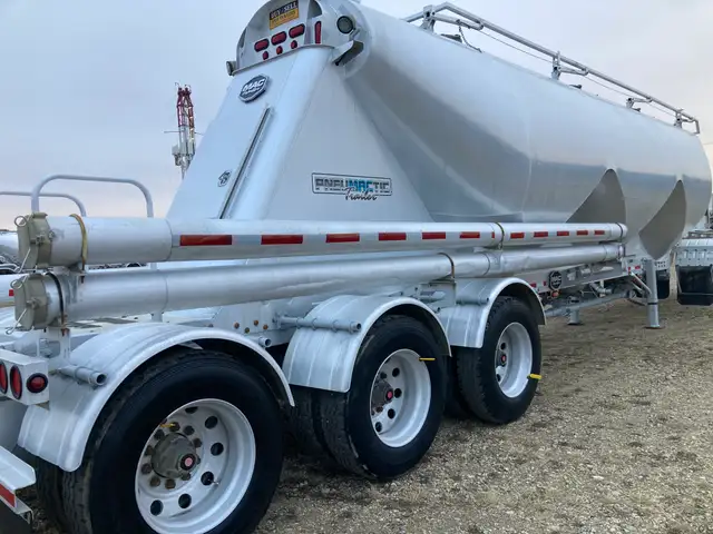 2011 MAC 1480 Cubic Ft Dry Bulk / Pneumatic Tank Trailer in Heavy Equipment in Delta/Surrey/Langley - Image 26