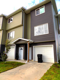 GREAT 2 BED, 2.5 BATH TOWNHOUSE WITH A 2 CAR ATTACHED TANDEM GAR