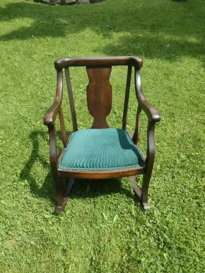 Excellent condition very solid and comfy 40.00 Port Severn 705-791-0170