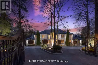 ****Exclusive Pinewood CUSTOM-BUILT Estates property*Known for its exclusivity & proximity to esteem...