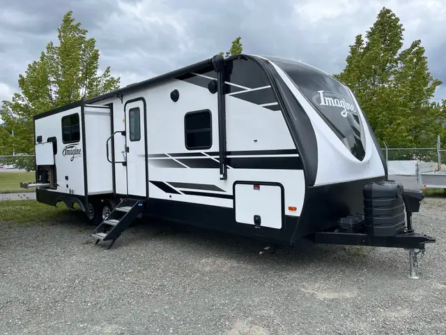 2022 Grand Design Imagine in Travel Trailers & Campers in Terrace - Image 6