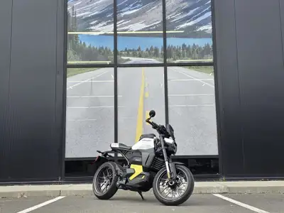 2025 Can-Am PULSE 2025 Can-Am PULSE CAN-AN PULSE 2025, SEULEMENT 601 KM !!! MOTO ELECTRIQUE DE 35 kW...