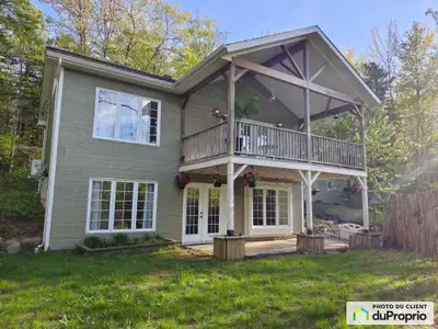 REZ-DE-JARDIN | ACCÈS AU LAC | AUCUN VOISIN À L'ARRIÈRE Découvrez cette magnifique propriété au desi...