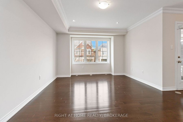 Cozy, Well-Maintained Freehold Townhouse! in Houses for Sale in Oakville / Halton Region - Image 3