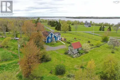 Welcome to this sanctuary nestled in the idyllic Kings Head neighbourhood. This enchanting farmhouse...