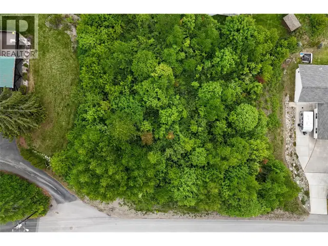 28 EVERGREEN Avenue Fruitvale, British Columbia in Land for Sale in Nelson - Image 4