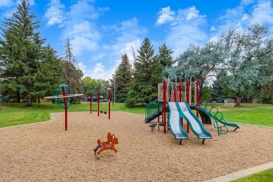 Apartments for Rent In Medicine Hat - Parkland Townhomes - House 4