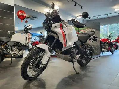 Engine Type: Longitudinal Twin Displacement: 57.2 cu. in. (937 cc) Bore and Stroke: Bore: 3.7 in. (9...