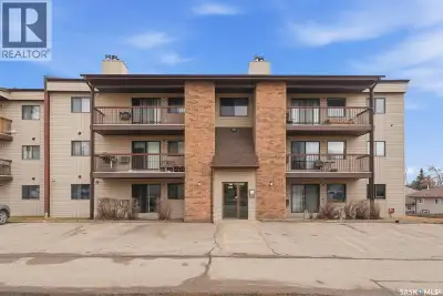 Welcome to Lake Pointe Condominiums in the Lakeview neighborhood! This 884 sq. ft. main floor unit o...