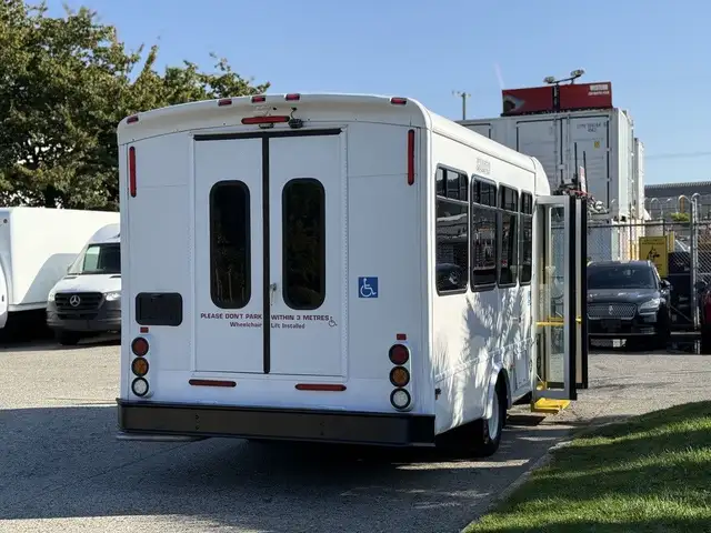 2016 Ford E-350 Econoline Super Duty 8 Passenger Wheelchair Acce in Heavy Trucks in City of Montréal - Image 11