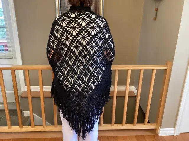 Châles fait à la main avec du matériel neuf in Women's - Dresses & Skirts in Trois-Rivières - Image 2