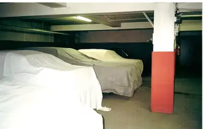 Garage privé situé dans un immeuble résidentiel situé sur blvd Gouin Ouest à Montréal, secteur Carti...