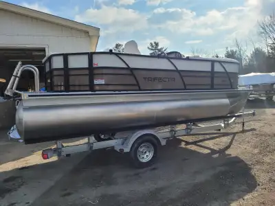 BOAT AND TRAILER ONLY. Can Install HP you want. DESCRIPTION For a feature rich entry-level pontoon t...