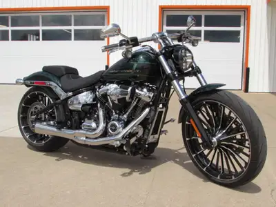 1 Owner - ONLY 400 KM - Over $6,000 in Options Save, Save, Save! This 2024 Breakout is outstanding....