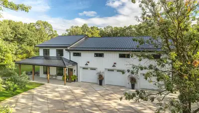 R33//Brandon/Oakland Estate is a premier wedding venue, located just south of Brandon on a truly stu...