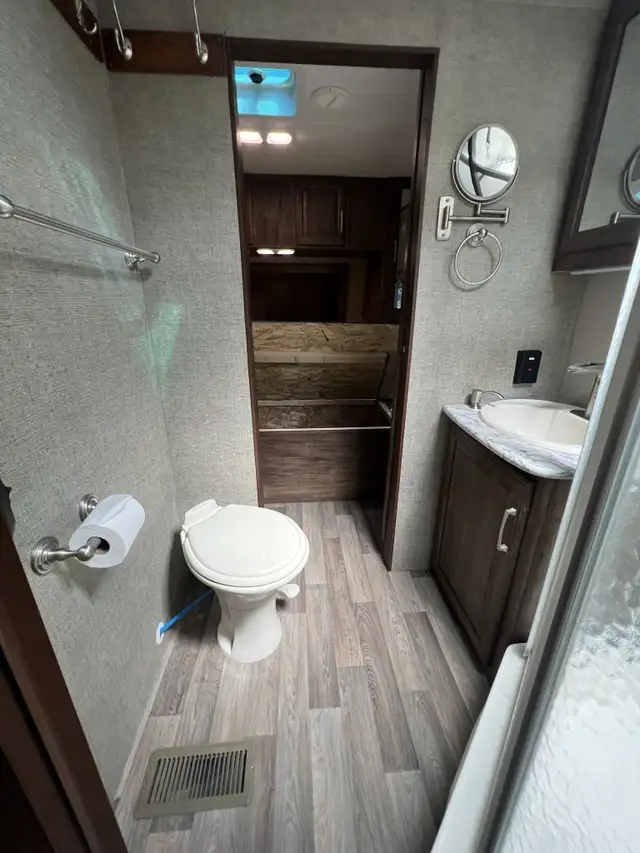 2017 KEYSTONE COUGAR 327RESWE (FINANCING AVAILABLE) in Travel Trailers & Campers in Winnipeg - Image 14