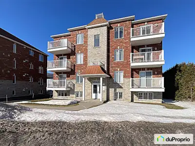 Terrasse entièrement fermée 3 Saisons. Situé dans un demi sous sol Borne électrique pour recharge de...