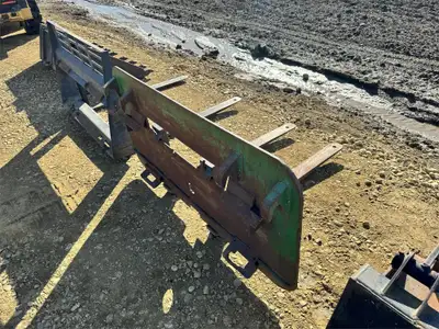 Pour assistance en Francais, SVP applez Chris 780-266-8827, merci beaucoup. 2000 DEERE Pallet Fork A...