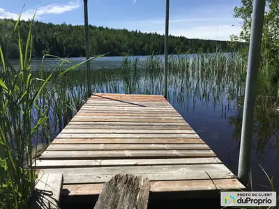 Beau terrain plat moitié boisé moitié sur la pelouse avec accès au lac de la Héronnière. Il y a un c...