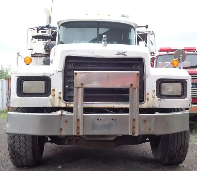 2001 Mack RB688S in Heavy Trucks in Longueuil / South Shore - Image 3