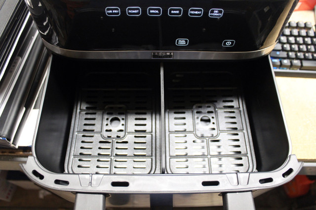 BELLA PRO 9QT FLEX DUAL ZONE TOUCHSCREEN STAINLESS STEEL AIR FRY in Other in St. Catharines - Image 3