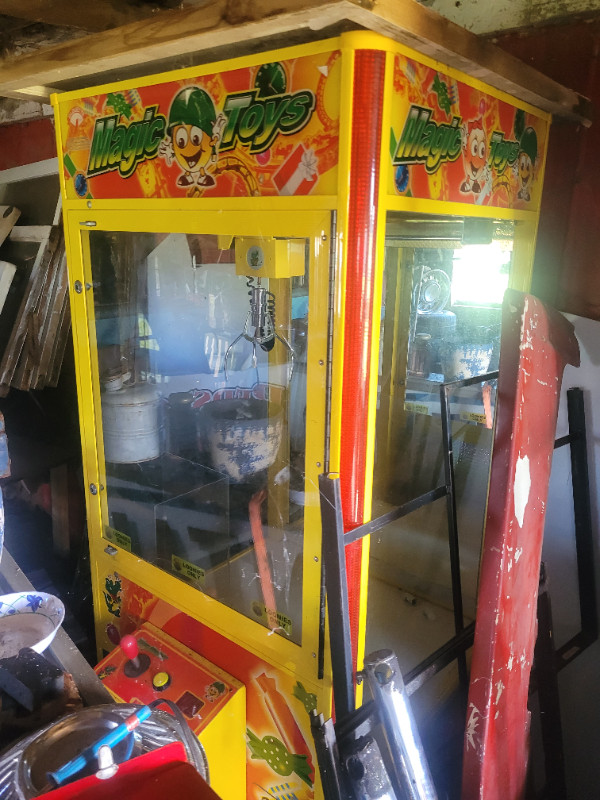Stacker and claw arcade games in Arts & Collectibles in Belleville - Image 4