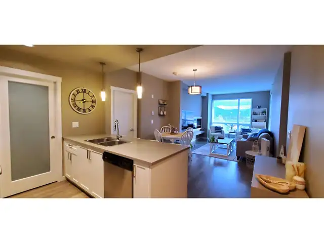 409 2242 WHATCOM ROAD Abbotsford, British Columbia63235527517441121