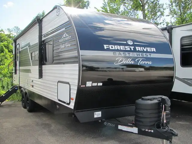 2026 EAST TO WEST DELLA TERRA 261RB-GREAT COUPLES LAYOUT!  in Travel Trailers & Campers in Ottawa - Image 3