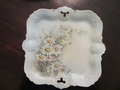 Belle assiette de collection peinte à la main. Parfaite condition.
