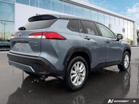 Navigate Canadian roads with confidence in this versatile 2024 Toyota Corolla Cross LE. Finished in... (image 4)