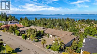 Beautifully renovated 7 bed, 5 bath home plus a pet bath. Nestled in the sought-after Cordova Bay ne...