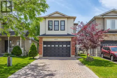 Space, space, and more space! Welcome into the impressive foyer, the perfect place to greet guests,...