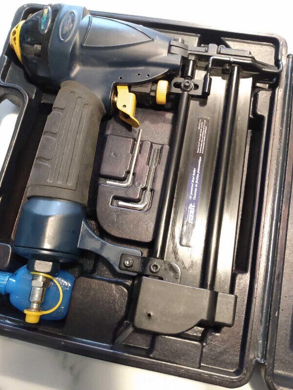 MASTERCRAFT AIR POWERED BRAD NAILER WITH HARD CASE in Power Tools in Oakville / Halton Region