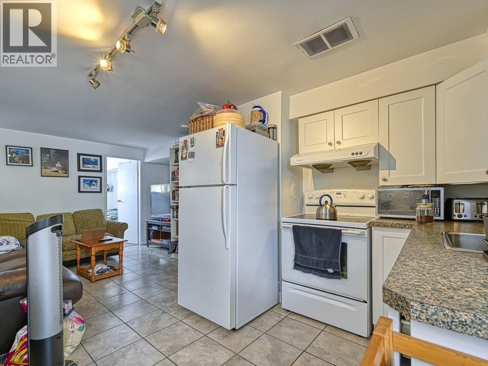 BSMT 1123 NOOTKA STREET Vancouver, British Columbia 3