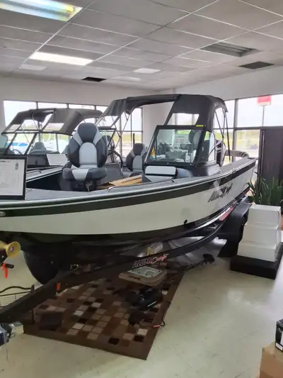 This Alumacraft Trophy 205 Sport is a high-performance fishing boat featuring a powerful Mercury out...