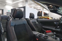 Ford Mustang Coupe GT Premium CS (California Special) 2019: - Extérieur noir SHADOW, intérieur en cu... (image 2)