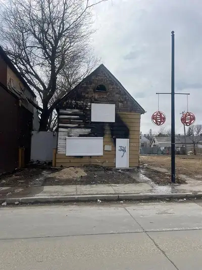 4A//Winnipeg/fire damaged duplex lot value or fix and flip deals galore 700 Selkirk (id:24493) MLS®...