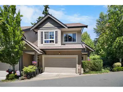 Welcome to this executive END UNIT townhome in Murrayville's sought-after Winchester complex! Offeri...