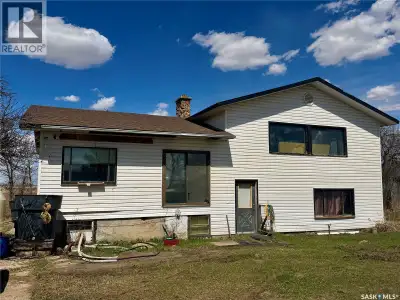 Affordable acreage very close to Saskatoon at old Floral town site. 1460 sq.ft. Bilevel home on 0.83...