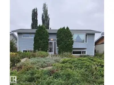 60 Years of Love & Pride: Meticulously Maintained 1960s Bi-Level! Held and cherished by the same ded...