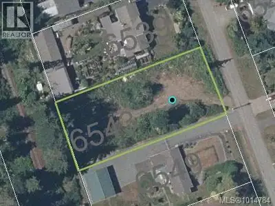 PRIME BUILDING LOT!! Just a short stroll to the beach, this level .55-acre parcel in the desirable M...